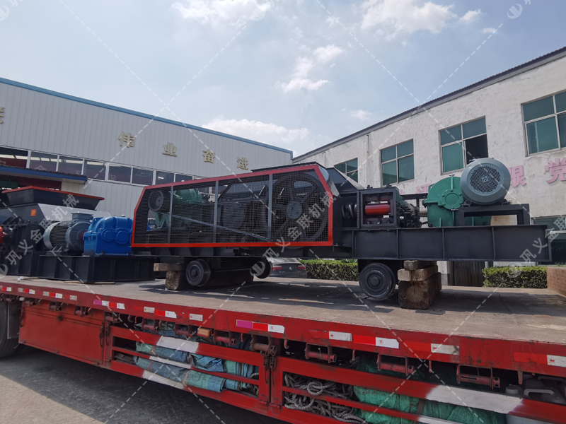 1200*1200雙齒輥破碎機(jī)，兩臺(tái)900*900軌道移動(dòng)雙齒輥破碎機(jī)發(fā)往云南